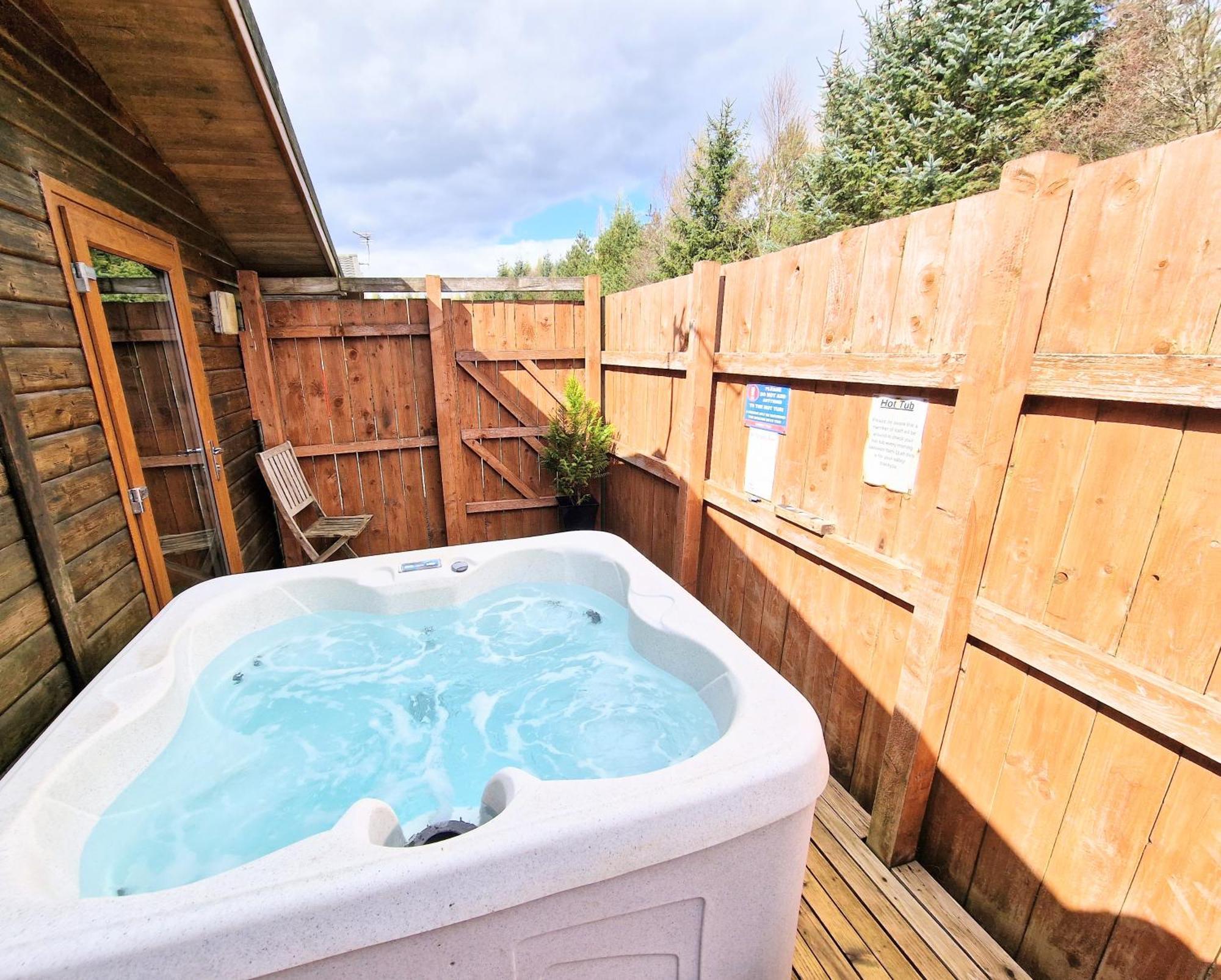 Villa Lomond 4 With Private Hot Tub - Fife - Loch Leven - Lomond Hills Kelty Esterno foto